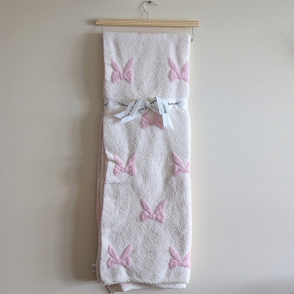 BACK IN STOCK‼️Viral 🎥 VHTF Cupcakes and Cashmere Bow Blanket 🎀 - Picture 2 of 6